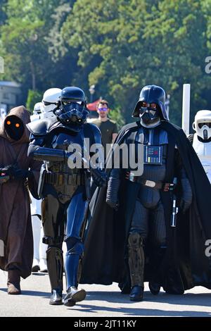 Storm troopers and jawa hi-res stock photography and images - Alamy