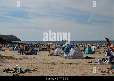 Polzeath, Cornwall, UK. 27th August 2022. UK Weather. Packed car parks and a busy beach for Polzeath on bank holiday saturday as holidaymakers flock to a sunny Cornwall for the long weekend. Credit Simon Maycock / Alamy Live News. Stock Photo