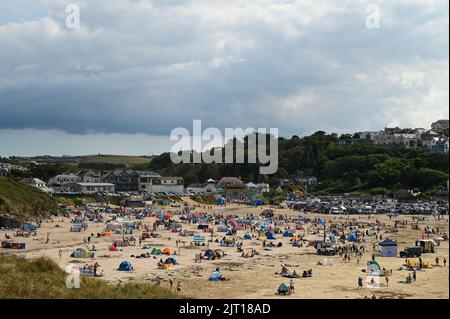 Polzeath, Cornwall, UK. 27th August 2022. UK Weather. Packed car parks and a busy beach for Polzeath on bank holiday saturday as holidaymakers flock to a sunny Cornwall for the long weekend. Credit Simon Maycock / Alamy Live News. Stock Photo