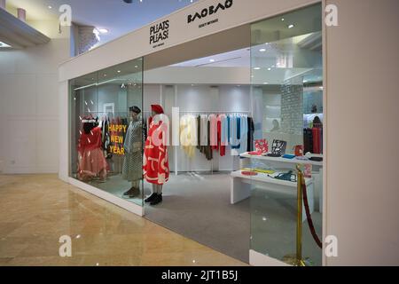 BAO BAO ISSEY MIYAKE ( Japanese fashion designer. He is known for his  technology-driven clothing designs ) Hong Kong Fashion Store China Chinese  Stock Photo - Alamy
