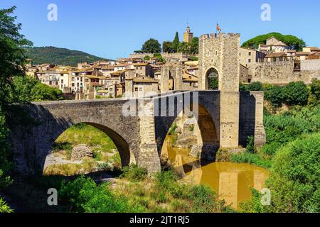 Stone bridge over the river at the entrance of the medieval town of Besalu, in Girona, Catalonia. Stock Photo