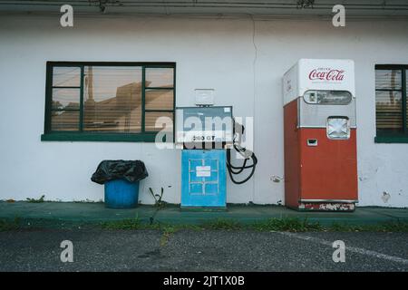 Old gas pump and vending machine at Sycamore Drive-In, Bethel, Connecticut Stock Photo