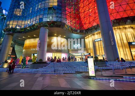 176 Singapore Louis Vuitton Shop Night Images, Stock Photos & Vectors