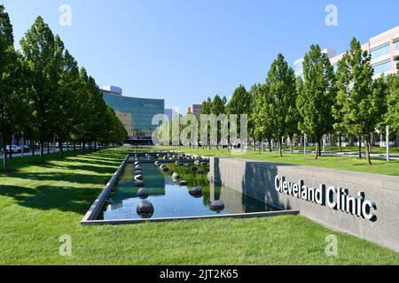 Cleveland Clinic Main entrance to East 93rd street from Chester avenue Stock Photo