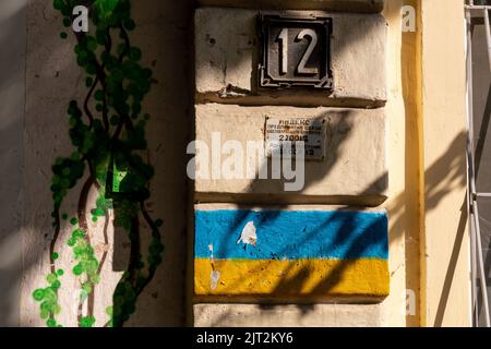 Odessa, Ukraine. 27th Aug, 2022. A blue and yellow flag - Ukrainian national colours is painted on a private residence in a famous Black Sea resort of Odessa, Ukraine as the country surpasses 6 months after Russian invasion - August 27, 2022. Most houses in Odessa have Ukrainian flags painted on their walls or gates. It is on one side a display of patriotism but also a clear declaration of views in the city with strong Russian influence and social conflict. (Photo by Dominika Zarzycka/Sipa USA) Credit: Sipa USA/Alamy Live News Stock Photo