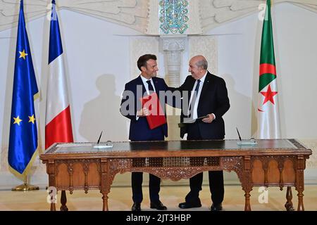 (220827) -- ALGIERS, Aug. 27, 2022 (Xinhua) -- Algerian President Abdelmadjid Tebboune (R) and French President Emmanuel Macron attend a signing ceremony in Algiers, Algeria, on Aug. 27, 2022. Algeria and France on Saturday signed a joint declaration for a "renewed partnership" at the end of the three-day visit of French President Emmanuel Macron. (Algerian Presidency/Handout via Xinhua) Stock Photo