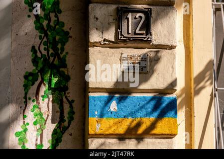 Odessa, Ukraine. 27th Aug, 2022. A blue and yellow flag - Ukrainian national colours is painted on a private residence at a famous Black Sea resort as the country surpasses 6 months after Russian invasion. Most houses in Odessa have Ukrainian flags painted on their walls or gates. It is on one side a display of patriotism but also a clear declaration of views in the city with strong Russian influence and social conflict. Credit: SOPA Images Limited/Alamy Live News Stock Photo