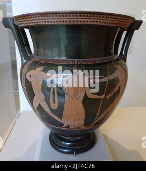 Two athletes with trainer, column-krater, attributed to the Pig Painter, Greek-Attic, c. 470 BC, red-figure terracotta Stock Photo
