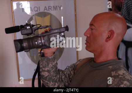 U S commander visits Iraqi bomb disposal school graduation Stock Photo U S commander visits Iraqi bomb disposal school graduation Stock Photo