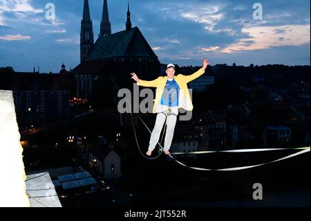 Weltrekord Slackliner Ruben Langer bei seiner Hochseilshow über die Neiße von der Dreiradenmühle in Zgorzelec zur Peterskirche in Görlitz beim Altstad Stock Photo