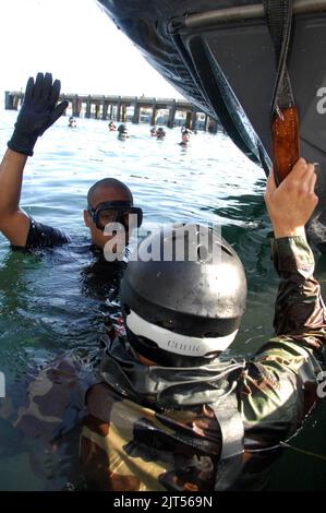 Basic Crewman Training Student Demonstrates Underwater Knot Tying ...