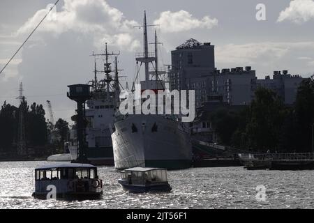 Kaliningrad, Russia. 15th July, 2022. Ships anchor in Russia's Baltic exclave of Kaliningrad, the city formerly known as Königsberg. (to 'Baltic Sea exclave Kaliningrad continues to complain about sanctions pressure - and threatens') Credit: Ulf Mauder/dpa/Alamy Live News Stock Photo