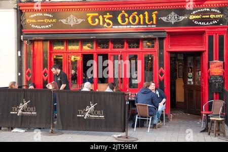 Tig Coili Bar, Galway, Co Galway, Eire, Ireland.  Th pub culture is very strong in Eire and pubs play an mportant part in social life for many Irish p Stock Photo