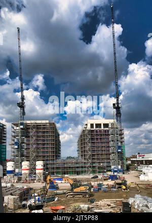 Tolworth, Surrey, UK. 27th August 2022  Construction of a new housing and apartment development Stock Photo