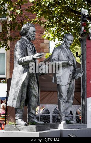 The MLPD (Marxist-Leninist Party of Germany) communist party unveiled a statue of the social theorist Karl Marx (1818-1883) on August 27, 2022 (proth left). The 2.11 meter statue made of cast aluminum stands directly next to the Lenin monument (right), which the party erected in front of its party headquarters in Gelsenkirchen in 2020. Gelsenkirchen, Germany, August 28, 2022 Stock Photo