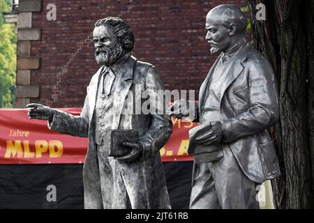 The MLPD (Marxist-Leninist Party of Germany) communist party unveiled a statue of the social theorist Karl Marx (1818-1883) on August 27, 2022 (proth left). The 2.11 meter statue made of cast aluminum stands directly next to the Lenin monument (right), which the party erected in front of its party headquarters in Gelsenkirchen in 2020. Gelsenkirchen, Germany, August 28, 2022 Stock Photo