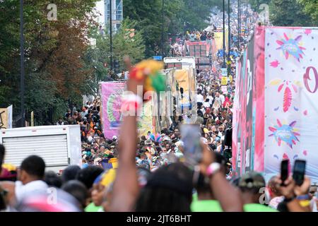 Notting Hill, London, UK. 28th Aug 2022. The Notting Hill Carnival 2022. The carnival returns for the first time since 2019. Crowds fill up on children's day. Credit: Matthew Chattle/Alamy Live News Stock Photo