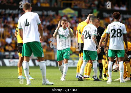 Newcastle United's Kieran Trippier (centre) gestures to their team-mates during the Premier League match at the Molineux Stadium, Wolverhampton. Picture date: Sunday August 28, 2022. Stock Photo