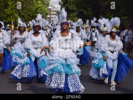 August 28, 2022, London, England, United Kingdom: Dancers and musicians kick off the opening day as Notting Hill Carnival returns after a two-year absence. The annual carnival celebrates Caribbean culture and draws over a million visitors. (Credit Image: © Vuk Valcic/ZUMA Press Wire) Stock Photo