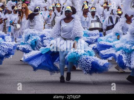 London, UK. 28th Aug, 2022. Dancers and musicians kick off the opening day as Notting Hill Carnival returns after a two-year absence. The annual carnival celebrates Caribbean culture and draws over a million visitors. (Credit Image: © Vuk Valcic/ZUMA Press Wire) Credit: ZUMA Press, Inc./Alamy Live News Stock Photo