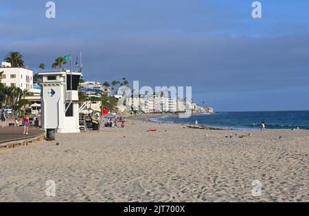 LAGUNA BEACH, CALIFORNIA - 24 AUG 2022: People enjoying the Main Beach at the popular beach in Orange County. Stock Photo