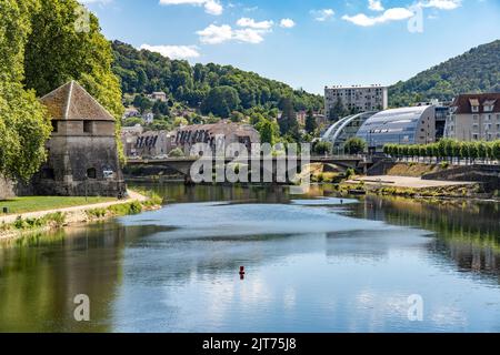 Am Fluss Doubs in Besancon, Bourgogne-Franche-Comté, Frankreich, Europa |  The Doubs river in Besancon, Bourgogne-Franche-Comté, France, Europe Stock Photo