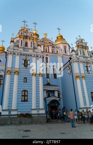 August 28, 2022, Kiev/Kiiv city, Kiev/Kiiv city, Ukraine: Procession of bishops and monks from the Ukrainian Orthodox Church of St. Michael of the Golden Dome, which despite the sounding of the anti-raid alarms has not stopped, is a tradition that is always celebrated by choosing in the courtyard of the cathedral what is supposed to be which is the shroud of the Virgin Mary (Credit Image: © Eric Renom/ZUMA Press Wire) Credit: ZUMA Press, Inc./Alamy Live News Stock Photo