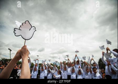 Bogota, Colombia. 28th Aug, 2022. A choir made up of more than 10000 children wave peace doves as they sing during the world's largest concert for peace played by Bogota's Symphonic Orchrestra and children, in Bogota, Colombia on August 28, 2022. Photo by: Chepa Beltran/Long Visual Press Credit: Long Visual Press/Alamy Live News Stock Photo