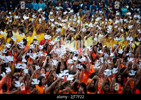 Bogota, Colombia. 28th Aug, 2022. A choir made up of more than 10000 children wave peace doves as they sing during the world's largest concert for peace played by Bogota's Symphonic Orchrestra and children, in Bogota, Colombia on August 28, 2022. Photo by: Chepa Beltran/Long Visual Press Credit: Long Visual Press/Alamy Live News Stock Photo