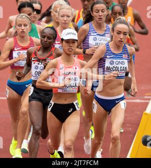 Eilish McColgan of GB&NI and Ririka Hironaka of Japan competing in the women’s 10,000m final at the World Athletics Championships, Hayward Field, Euge Stock Photo