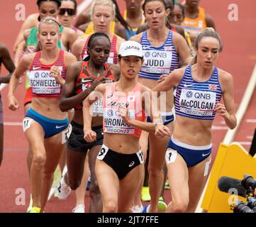 Eilish McColgan of GB&NI and Ririka Hironaka of Japan competing in the women’s 10,000m final at the World Athletics Championships, Hayward Field, Euge Stock Photo