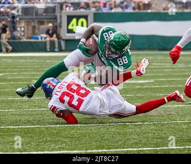 LANDOVER, MD - DECEMBER 18: New York Giants defensive back Cor'Dale Flott  (28) peeks into the backfield during the New York Giants game versus the  Washington Commanders on December 18, 2022, at