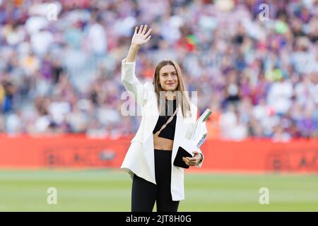 Barcelona, Spain. 28th Aug, 2022. Alexia Putellas lifts her 'UEFA Women's Best Player of the Year 2021/2022' trophy on the pitch prior to the LaLiga match between FC Barcelona and Real Valladolid CF at the Spotify Camp Nou Stadium in Barcelona, Spain. Credit: Christian Bertrand/Alamy Live News Stock Photo