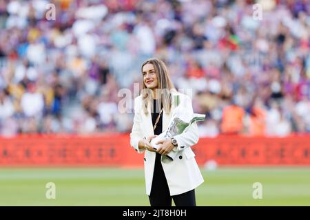 Barcelona, Spain. 28th Aug, 2022. Alexia Putellas lifts her 'UEFA Women's Best Player of the Year 2021/2022' trophy on the pitch prior to the LaLiga match between FC Barcelona and Real Valladolid CF at the Spotify Camp Nou Stadium in Barcelona, Spain. Credit: Christian Bertrand/Alamy Live News Stock Photo