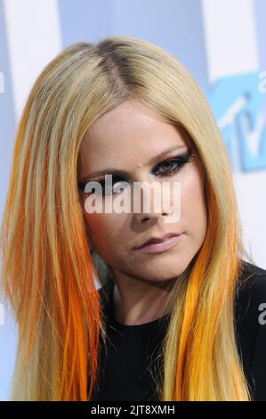 Newark, USA. 28th Aug, 2022. Avril Lavigne walking on the black carpet at the 2022 MTV Video Music Awards held at the Prudential Center in Newark, NJ on August 28, 2022. (Photo by Efren Landaos/Sipa USA) Credit: Sipa USA/Alamy Live News Stock Photo