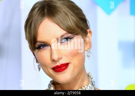 New Jersey, USA. 28th Aug, 2022. Singer Taylor Swift attends the MTV VMA 2022 at The Prudential Center in New Jersey, NJ, USA on August 28, 2022. Photo by Charles Guerin/ABACAPRESS.COM Credit: Abaca Press/Alamy Live News Stock Photo
