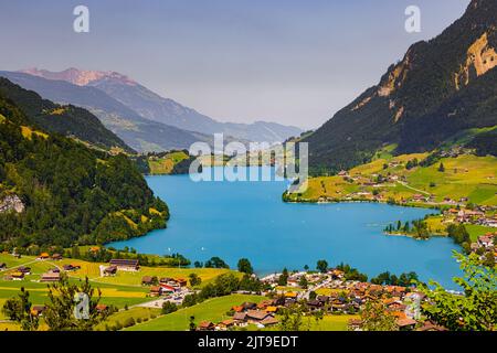 Lungern is een gemeente en plaats in het Zwitserse kanton Obwalden. Lungern ligt aan het Lungernmeer en aan de voet van de Brünigpas. Stock Photo