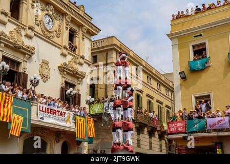 Day of Sant Fèlix in Vilafranca del Penedès. 'Castell 4 de 9 net' (Castle with 4 people in 9 levels without 'folre' (lining) by the Colla Vella. Spain Stock Photo