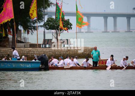 A closeup of people riding on boats at the Dragon Boat Festival in Tai O, Hong Kong Stock Photo