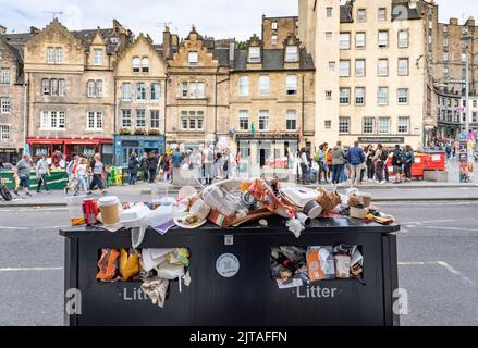 Edinburgh, Scotland, UK. 29th August 2022. Edinburgh bin men strike in second week and the city’s streets are covered in litter from overflowing rubbish bins. Pic; Overflowing bin in the Grassmarket. Iain Masterton/Alamy Live News Stock Photo