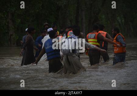 Peshawar, Pakistan. 26th Aug, 2022. Torrential rains and storms cause flooding in Pakistan. Downpours and severe storms affected life in the Dagai Mukaram Khan region, near the city of Peshawar. Citizens made their way through the flooded streets with difficulty. (Credit Image: © Rana Sajid Hussain/Pacific Press via ZUMA Press Wire) Stock Photo