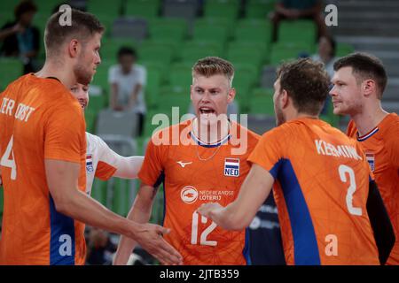 LJUBLJANA, SLOVENIA - AUGUST 29: The team of the Netherlands celebrates during the FIVB Volleyball Men's World Championship - Pool F - Preliminary Phase match between Netherlands and Argentina at the Arena Stozice on August 29, 2022 in Ljubljana, Slovenia (Photo by Borut Zivulovic/BSR Agency) Stock Photo