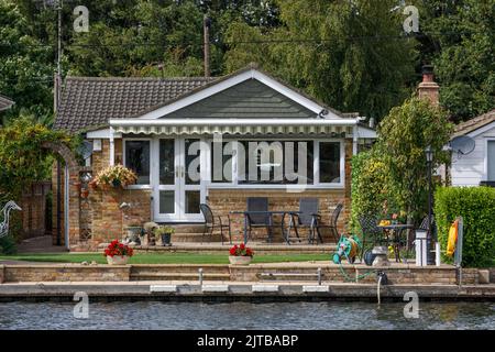 Pretty riverside bungalow on the River Thames in Surrey, England Stock Photo