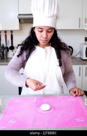 Chef's preparing fondant Stock Photo - Alamy