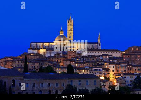 The 13th-century Italian Gothic Siena Cathedral (a UNESCO World Heritage Site) in Siena (Tuscany), Italy at twilight Stock Photo