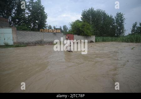 Peshawar, Pakistan. 26th Aug, 2022. Torrential rains and storms cause flooding in Pakistan. Downpours and severe storms affected life in the Dagai Mukaram Khan region, near the city of Peshawar, Pakistan on August 26, 2022. Citizens made their way through the flooded streets with difficulty. (Photo by Hussain Ali/Pacific Press/Sipa USA) Credit: Sipa USA/Alamy Live News Stock Photo