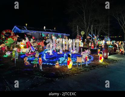 DULUTH, GA/USA - DECEMBER 24:  The lawn of a house is completely covered in Christmas decorations and lights on December 24, 2021 in Duluth, GA. Stock Photo