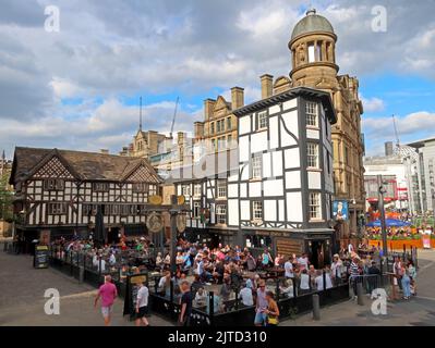 Historic Old Wellington and Sinclairs Oyster Bar , Shambles square, Manchester, 2 Cathedral Gates, Manchester M3 1SW Stock Photo