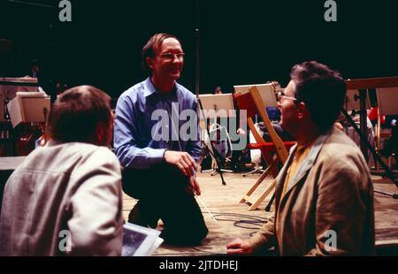 Heinz Holliger, Schweizer Oboist, Komponist und Dirigent, hier bei der Orchesterprobe für die Uraufführung des Scardanelli-Zyklus, Donaueschinger Musiktage, Deutschland, 1985. Heinz Holliger, Swiss Oboe player, composer and conductor, here at the orchestra rehearsal for the premiere of the Scardanelli cycle, Donaueschinger Musiktage, Germany, 1985. Stock Photo