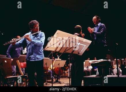 Heinz Holliger, Schweizer Oboist, Komponist und Dirigent, im Bild mit dem Schweizer Flötisten Aurèle Nicolet, bei der Orchesterprobe für die Uraufführung des Scardanelli-Zyklus für Soloflöte, Donaueschinger Musiktage, Deutschland, 1985. Heinz Holliger, Swiss Oboe player, composer and conductor, pictured with the Swiss flutist Aurele Nicolet, at the orchestra rehearsal for the premiere of the Scardanelli cycle for solo flute, Donaueschinger Musiktage, Germany, 1985. Stock Photo